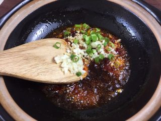 4、肉末粉丝煲,倒入葱姜蒜末