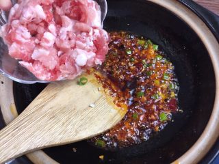 5、肉末粉丝煲,倒入肉末