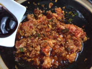 6、肉末粉丝煲,稍微变色时，倒入蚝油。