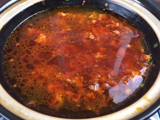 9、肉末粉丝煲,倒入适量高汤或清水。