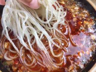 10、肉末粉丝煲,放入提前泡发的粉丝。