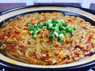 12、肉末粉丝煲,出锅前撒上葱花。