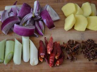 6、香辣羊蝎子,准备所有好材料。葱切段，姜切大片，洋葱切片。