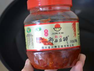 7、香辣羊蝎子,准备好郫县豆瓣酱。
