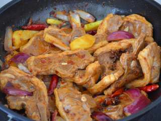 13、香辣羊蝎子,翻炒均匀，让每一个羊脊骨都能均匀的上色。