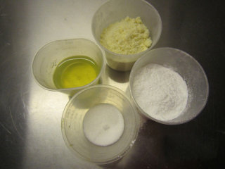 1、法式甜点马卡龙,材料：杏仁粉100克 TPT（50%杏仁粉+50%精制糖粉） 糖粉30克 蛋白40克 砂糖 20克