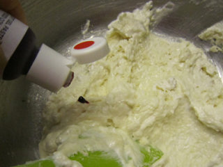 9、法式甜点马卡龙,加入一滴食用红色素抄底翻拌并用刮刀在盆边上抹个10来下