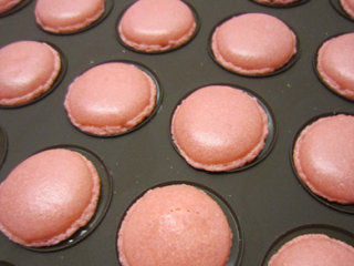 15、法式甜点马卡龙,取出晾凉后用脱模刀从硅胶垫上铲下来