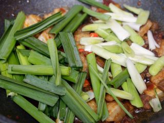 14、川味回锅肉,依次加入蒜白和蒜叶；