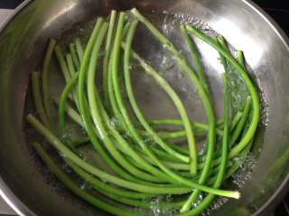 1、炒苍蝇头,蒜薹摘好后洗净，再焯水捞出过凉水