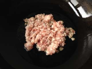 4、炒苍蝇头,锅中倒入适量油，油热后放肉末小火煸炒