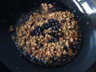 7、炒苍蝇头,把豆豉放进去煸炒一会