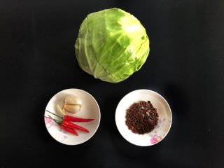 1、手撕包菜,准备食材。