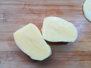 2、麻辣土豆片,对半破开。