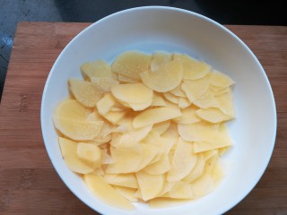 5、麻辣土豆片,沥去水分待用。