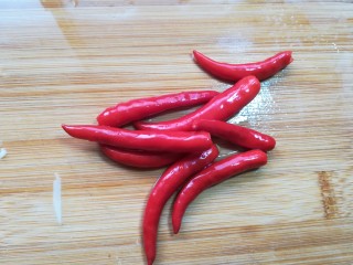 6、麻辣土豆片,小米椒去蒂。不能吃辣的就少放一些。