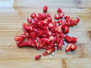 7、麻辣土豆片,把小米椒切碎。