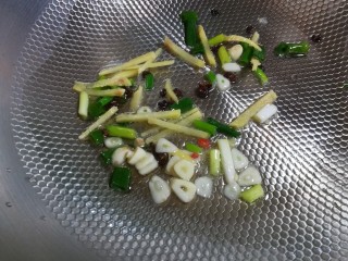 10、麻辣土豆片,放入葱姜碎,煸出香味。