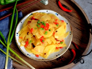 18、麻辣土豆片,鲜香爽辣的土豆片就炒好了,美美的开动吧。