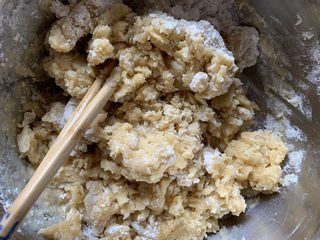 1、椰蓉月饼,和面