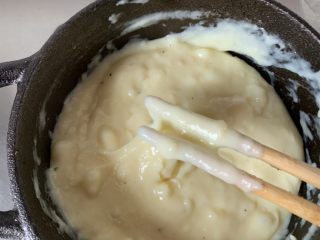 4、椰蓉月饼,熬椰蓉馅 除椰蓉所有材料混合搅拌均匀熬制粘稠