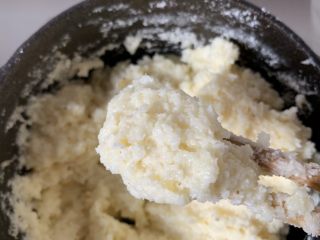 5、椰蓉月饼,关火放椰蓉搅拌均匀等待凉透