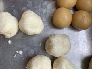 6、椰蓉月饼,馅料揉成团 