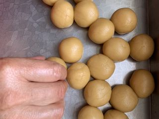 7、椰蓉月饼,面皮揉成团