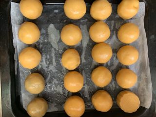 9、椰蓉月饼,入模具