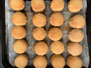 12、椰蓉月饼,180度预热烤20分钟