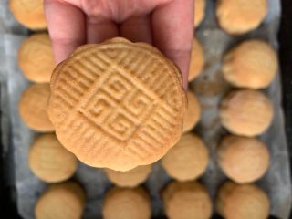 13、椰蓉月饼,刷蛋液颜色更好 我没刷