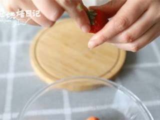 2、再也不用担心草莓过季了,只需三步,你还能再吃三个月,1、新鲜草莓盐水中浸泡15分钟,净水冲洗干净,去蒂。