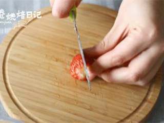 3、再也不用担心草莓过季了,只需三步,你还能再吃三个月,2、将草莓切成小块(如果草莓个头小,可以不用切),散上白砂糖或者冰糖,用勺子拌匀。