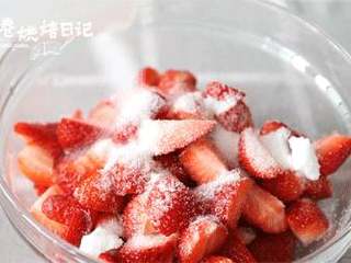 4、再也不用担心草莓过季了,只需三步,你还能再吃三个月,2、将草莓切成小块(如果草莓个头小,可以不用切),散上白砂糖或者冰糖,用勺子拌匀。