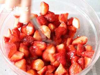 5、再也不用担心草莓过季了,只需三步,你还能再吃三个月,2、将草莓切成小块(如果草莓个头小,可以不用切),散上白砂糖或者冰糖,用勺子拌匀。