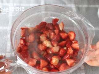 6、再也不用担心草莓过季了,只需三步,你还能再吃三个月,3、盖上保鲜膜,放入冰箱冷藏至少1个小时甚至可以过夜(这步不要省略,腌制过程中糖可以帮助果胶的析出)