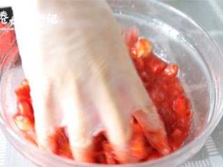 7、再也不用担心草莓过季了,只需三步,你还能再吃三个月,4、冰箱取出后,带一次性手套,稍稍的捏拌下,并挤出柠檬汁备用!