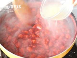 11、再也不用担心草莓过季了,只需三步,你还能再吃三个月,6、待熬煮到有一点粘稠的时候加入准备好的柠檬汁,继续搅拌,熬、熬、熬~~