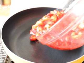 9、再也不用担心草莓过季了,只需三步,你还能再吃三个月,5、将草莓倒入不粘锅进行熬煮,大火大概20分钟左右,在熬煮过程中,手不能停啊,不断的搅拌,否则草莓液会飞溅出来,伤及无辜