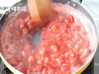 10、再也不用担心草莓过季了,只需三步,你还能再吃三个月,5、将草莓倒入不粘锅进行熬煮,大火大概20分钟左右,在熬煮过程中,手不能停啊,不断的搅拌,否则草莓液会飞溅出来,伤及无辜