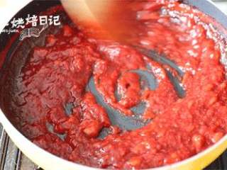 12、再也不用担心草莓过季了,只需三步,你还能再吃三个月,7、最后用木勺来测试稠度,会有挂勺的状态,记住,等冷却后会比刚熬好时更浓稠的!所以注意掌握自己想要的状态!最后趁热装入果酱瓶就可以了!