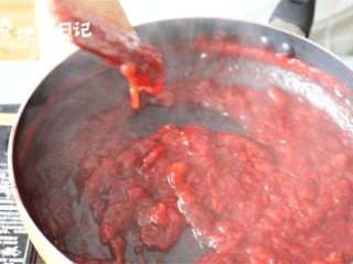 13、再也不用担心草莓过季了,只需三步,你还能再吃三个月,7、最后用木勺来测试稠度,会有挂勺的状态,记住,等冷却后会比刚熬好时更浓稠的!所以注意掌握自己想要的状态!最后趁热装入果酱瓶就可以了!
