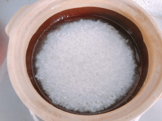 4、香菇滑鸡煲仔饭,加入适量的水，放到灶台上用小火加热，大概15到20分钟。