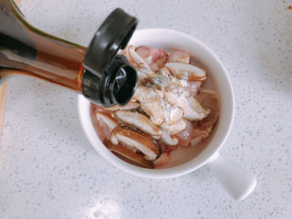 12、香菇滑鸡煲仔饭,加入适量的生抽。