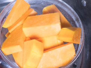 1、黑芝麻卡通汤圆,制作黑芝麻馅，