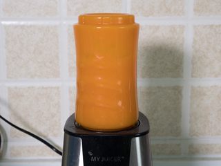 2、黑芝麻卡通汤圆,打成南瓜汁