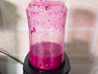 4、黑芝麻卡通汤圆,火龙果打汁