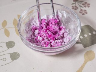 5、黑芝麻卡通汤圆,制作粉色面团