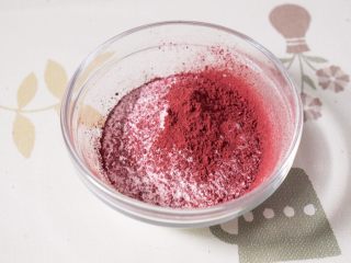 8、黑芝麻卡通汤圆,红曲粉制作红色。