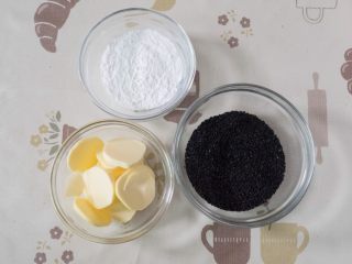 9、黑芝麻卡通汤圆,黑芝麻馅料的制作:黑芝麻炒熟，加入糖粉